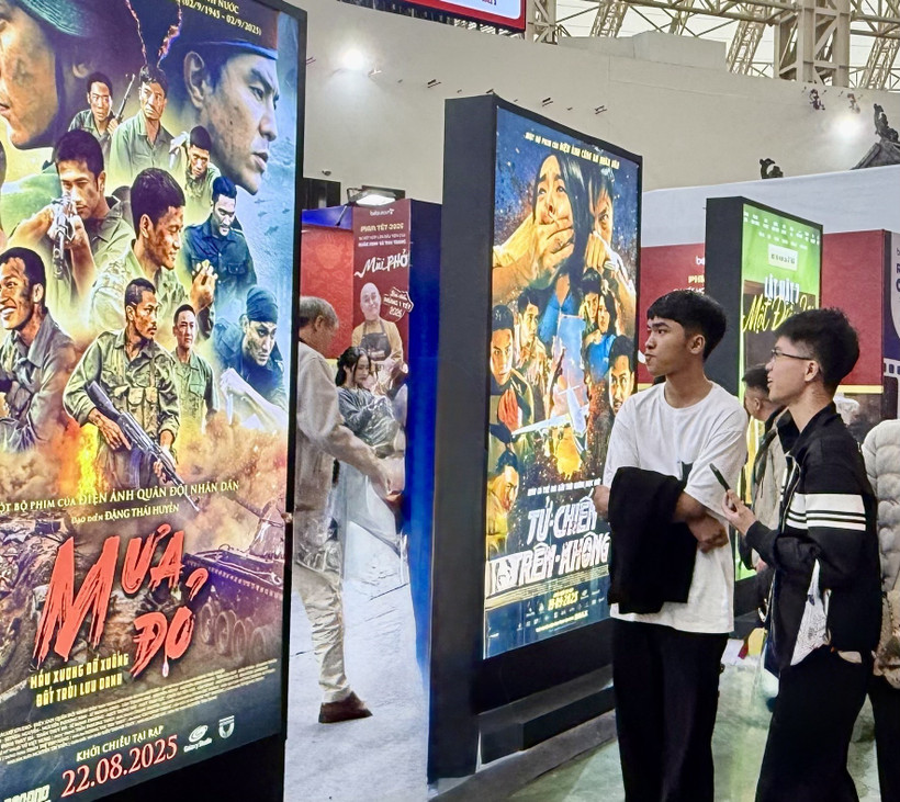 Posters of "Red Rain" and "Hijacked" at the Autumn Fair 2025 (Photo: VNA)