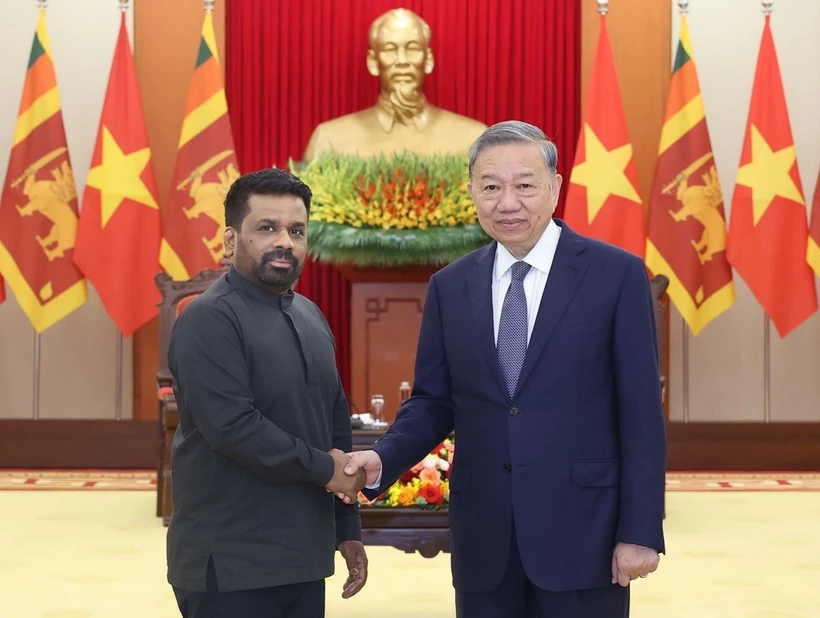General Secretary of the Communist Party of Vietnam Central Committee To Lam (right) receives Sri Lankan President Anura Kumara Dissanayaka on May 4. (Photo: VNA)