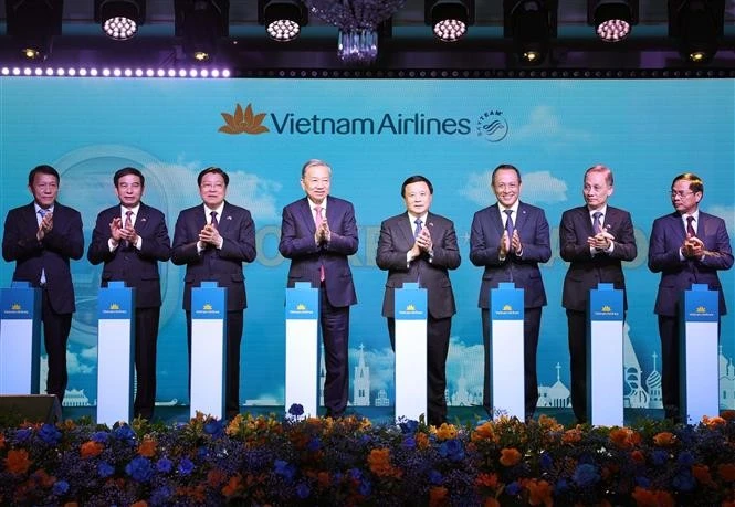 Party General Secretary To Lam (fourth from left) and officials at the launch of the Hanoi – Moscow direct air route on May 9. (Photo: VNA)