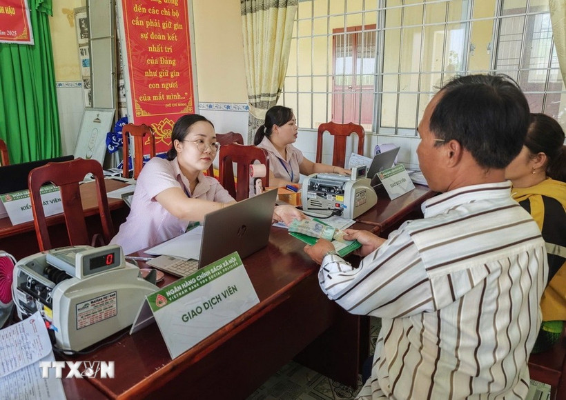 A man receives preferential loan from the Vietnam Bank for Social Policies. (Illustrative photo: VNA)