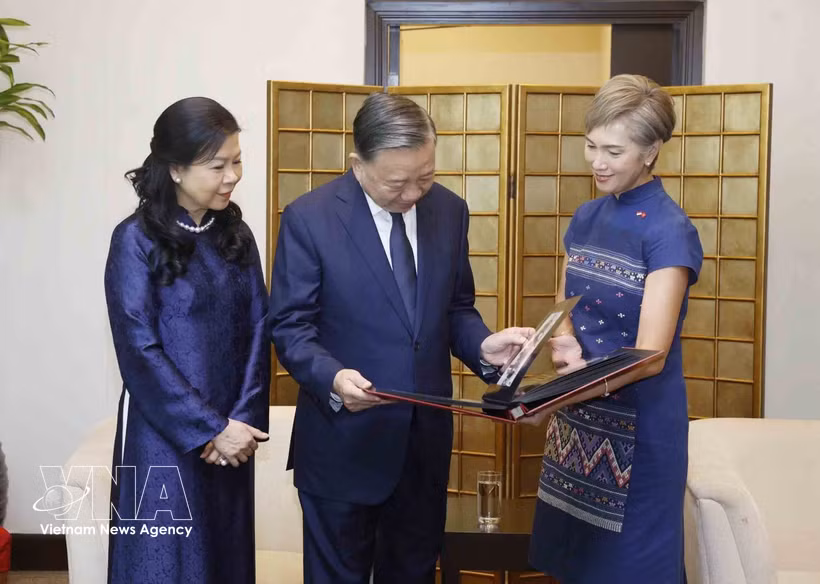 Seeing off the Vietnamese delegation at Changi International Airport on May 31 morning, Singapore's Minister for Digital Development and Information Josephine Teo (right) presents Party General Secretary and State President To Lam and his wife with an album of photographs documenting their activities in Singapore. (Photo: VNA)