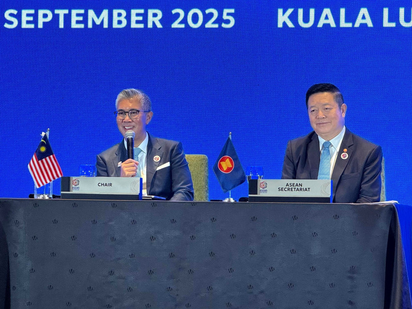 Malaysian Minister of Investment, Trade and Industry Zafrul Aziz (left) and ASEAN Secretary-General Kao Kim Hourn at the press conference in Kuala Lumpur on September 26, 2025. (Photo: VNA)