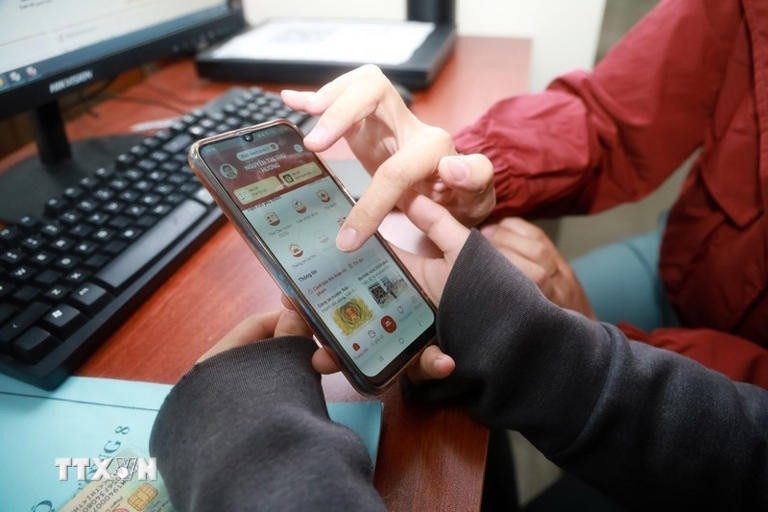 Citizens handles administrative procedures via the VNeID app. (Source: VNA)