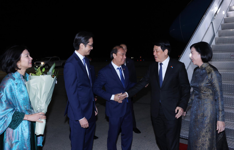 President Luong Cuong and his spouse are welcomed at John F. Kennedy International Airport on September 21 evening (local time). (Photo: VNA)