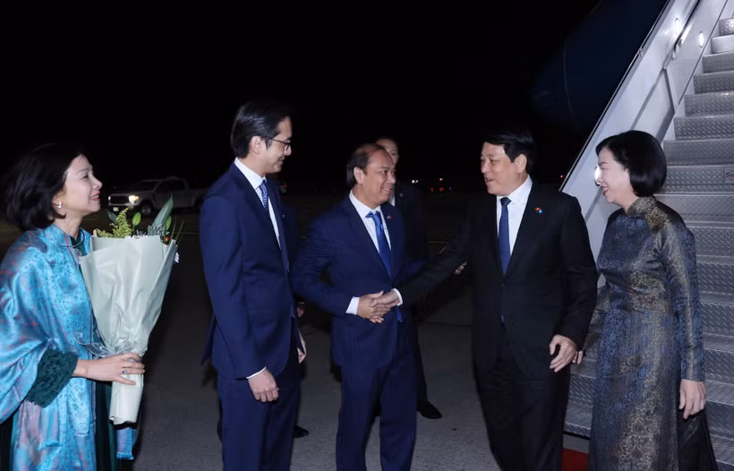 President Luong Cuong and his spouse are welcomed at John F. Kennedy International Airport on September 21 evening (local time). (Photo: VNA)