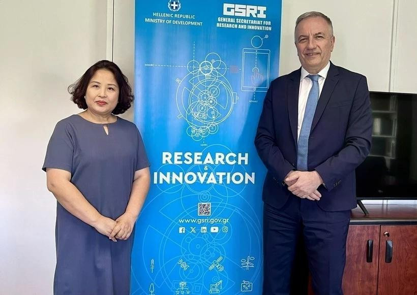 Vietnamese Ambassador to Greece Pham Thi Thu Huong (L) and Greece’s Deputy Minister for Research and Innovation under the Ministry of Development Stavros Kalafatis (Photo: VNA)