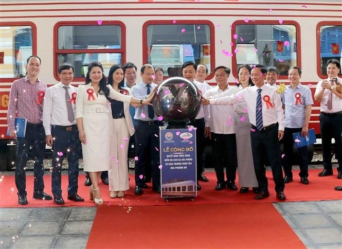 The launch of the high-quality train named "Hoa Phuong Do" (Red Flamboyant) in Hai Phong city on May 10 (Photo: VNA)