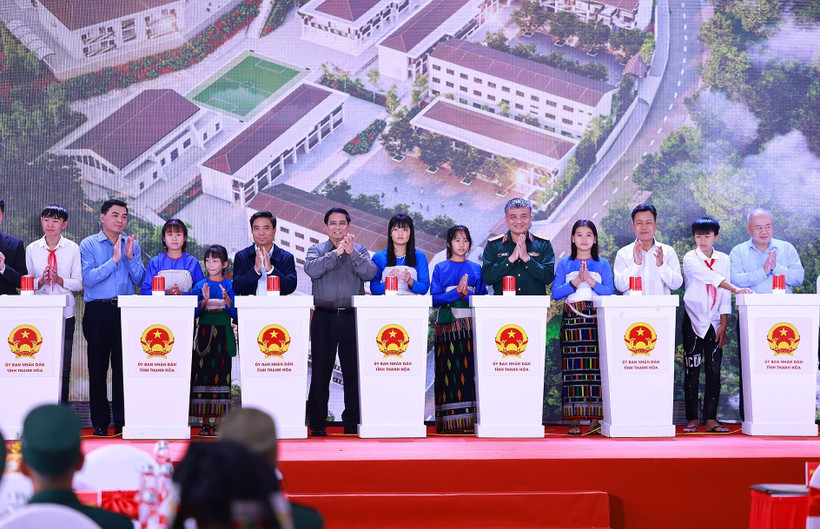 PM Pham Minh Chinh and officials mark the start of construction on the Yen Khuong Primary and Junior Secondary Boarding School in Yen Khuong commune, Thanh Hoa province, on November 9. (Photo: VNA)