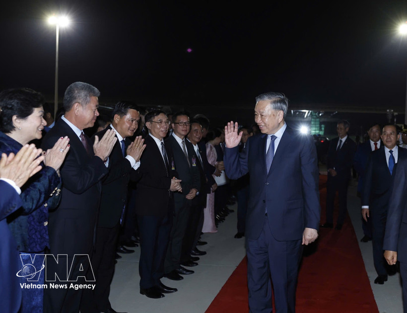Party General Secretary To Lam bids farewell to Cambodian officials at Techo International Airport on February 6 evening. (Photo: VNA)