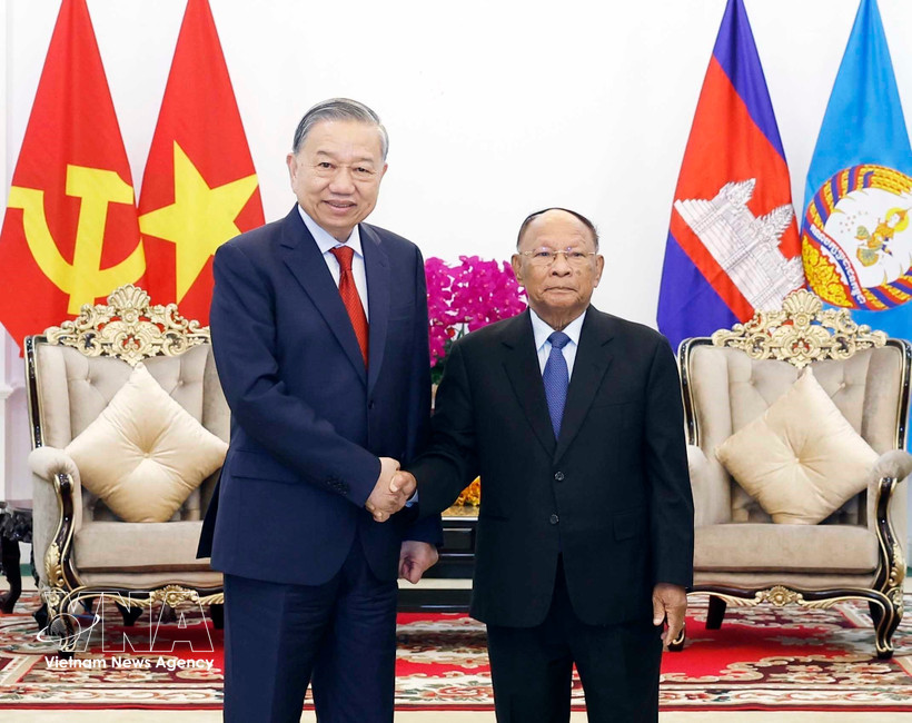 General Secretary of the Communist Party of Vietnam Central Committee To Lam (left) and Honorary President of the Cambodian People’s Party Heng Samrin at their meeting in Phnom Penh on February 6. (Photo: VNA)
