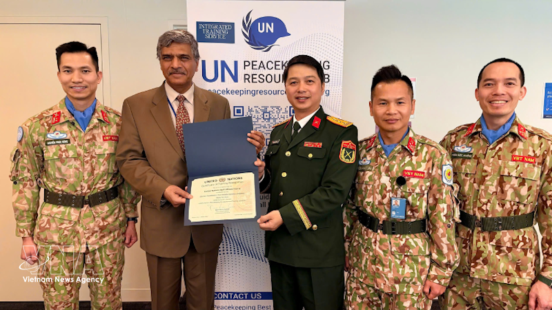 Harinder Sood (second, left), head of the Integrated Training Service under the UN Department of Peace Operations, presents the certificate recognising the UN Staff Officers Course of Vietnam as meeting the UN's pre-deployment training standards. (Photo: Vietnam Department of Peacekeeping Operations)
