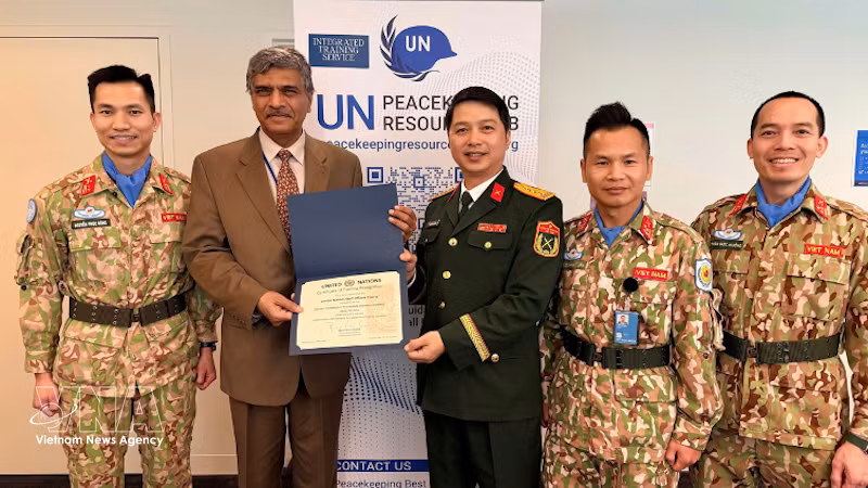 Harinder Sood (second, left), head of the Integrated Training Service under the UN Department of Peace Operations, presents the certificate recognising the UN Staff Officers Course of Vietnam as meeting the UN's pre-deployment training standards. (Photo: Vietnam Department of Peacekeeping Operations)