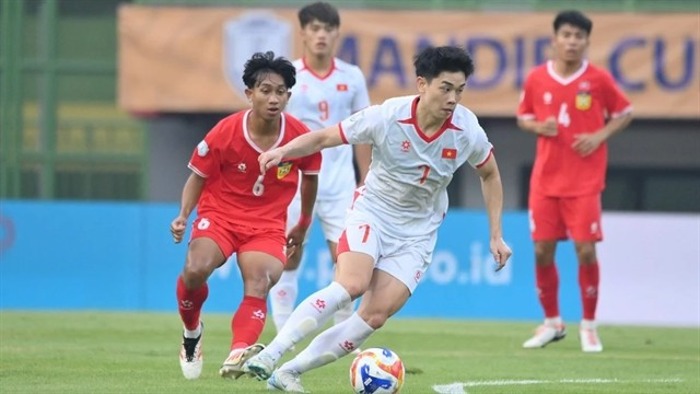 Nguyen Dinh Bac (7) and teammates had a comfortable win in their opening match. (Photo courtesy of the AFF)