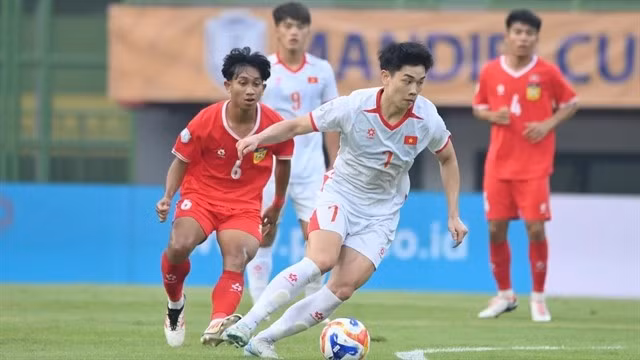 Nguyen Dinh Bac (7) and teammates had a comfortable win in their opening match. (Photo courtesy of the AFF)