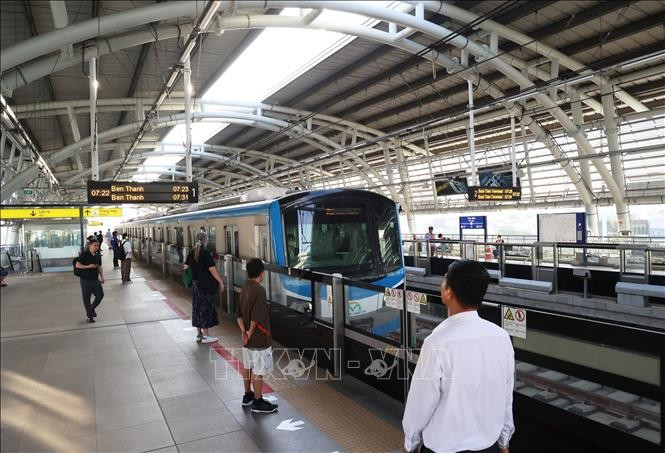 Passengers wait to board the Ben Thanh - Suoi Tien urban railway line. (Illustrative photo: VNA)