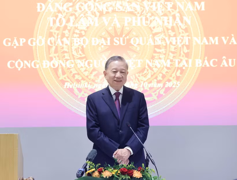 Party General Secretary To Lam speaks at the meeting with representatives of the Vietnamese embassies and communities in Nordic countries in Helsinki on October 21. (Photo: VNA)