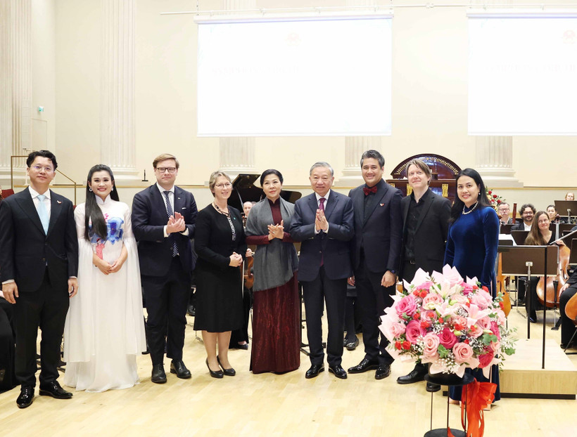 Party General Secretary To Lam (fourth from right), his spouse Ngo Phuong Ly (centre) and artists at the concert in Helsinki on October 21 evening (Photo: VNA)