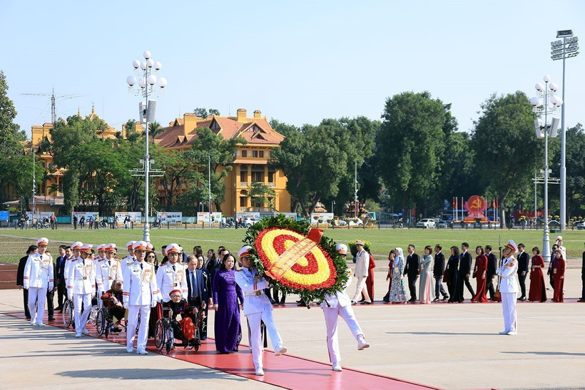Delegates to the 11th National Patriotic Emulation Congress visit President Ho Chi Minh’s Mausoleum in Hanoi on December 26. (Photo: VNA)