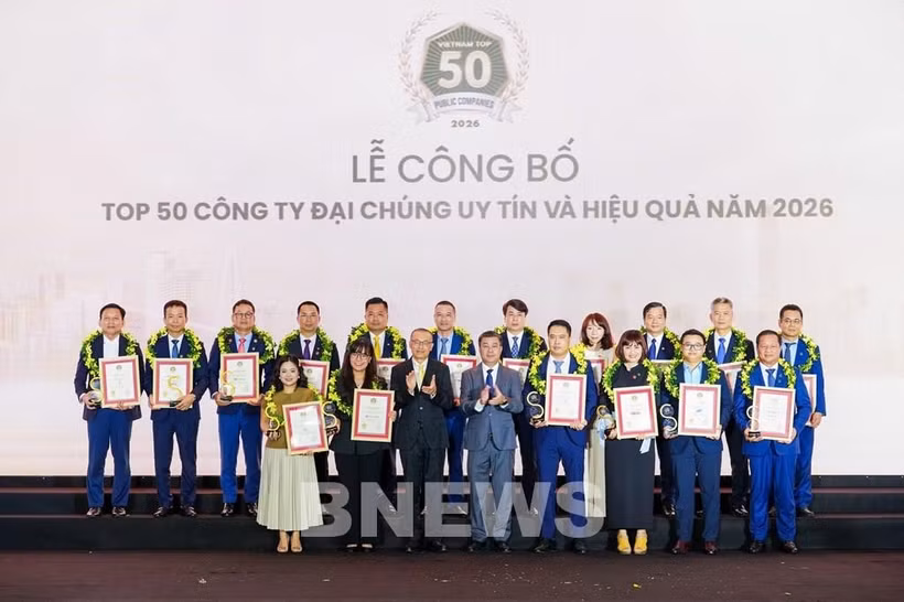 Vietnam Report announces the 2026 VIX50 rankings of the Top 50 most reputable and effective public companies, along with the Top 10 and Top 5 most reputable companies in the finance, banking, insurance and technology sectors on August 6. (Photo: VNA)