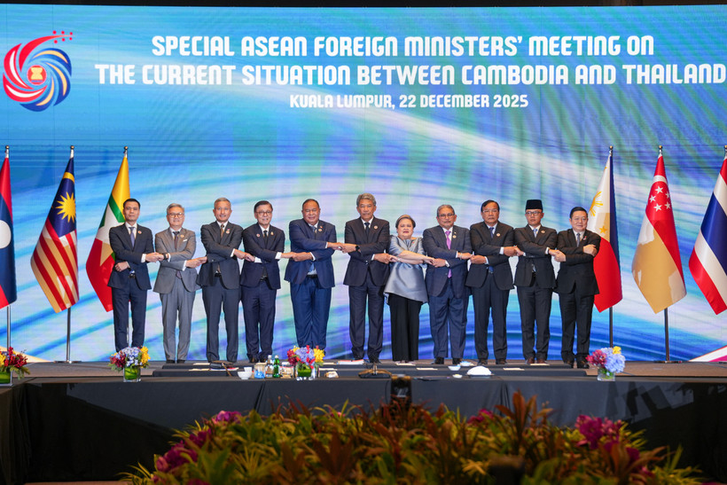 Participants pose for a group photo at the ASEAN foreign ministers’ special meeting on the current situation between Cambodia and Thailand, held in Kuala Lumpur, Malaysia, on December 22. (Photo: Vietnamese Ministry of Foreign Affairs)