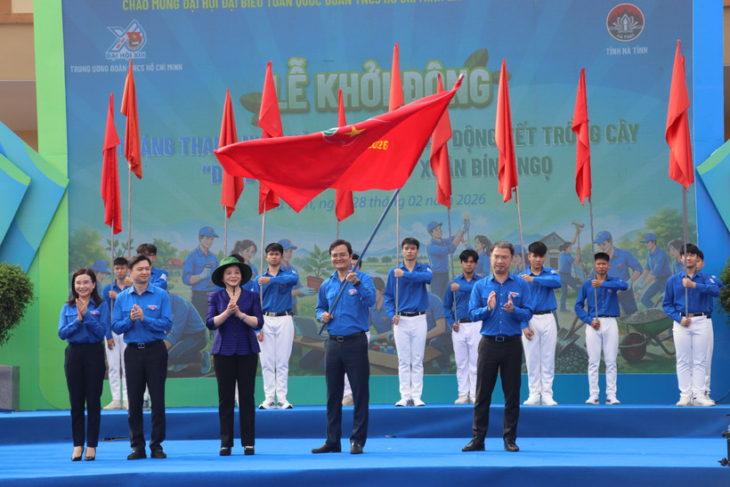 Deputy PM Pham Thi Thanh Tra (front, third from left) and representatives of the Ho Chi Minh Communist Youth Union Central Committee at the launch of the Youth Month and the 2026 spring tree planting festival on February 28 (Photo: VNA)