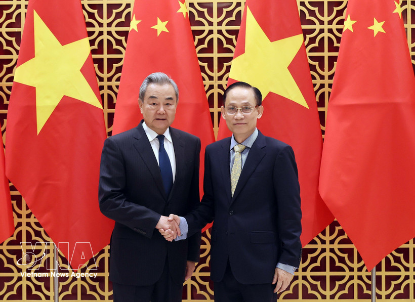 Vietnamese Politburo member and Minister of Foreign Affairs Le Hoai Trung (right) welcomes Chinese Politburo member and Minister of Foreign Affairs Wang Yi in Hanoi on March 15. (Photo: VNA)