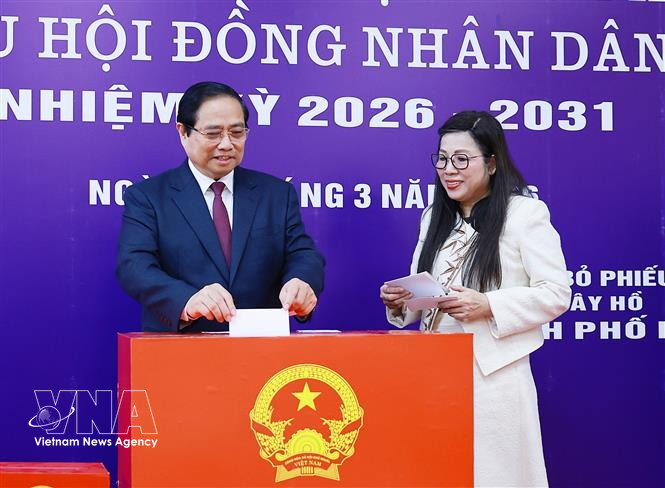 Prime Minister Pham Minh Chinh and his spouse cast ballots at Polling Station No. 21 in Tay Ho ward, Hanoi, on March 15 morning. (Photo: VNA)