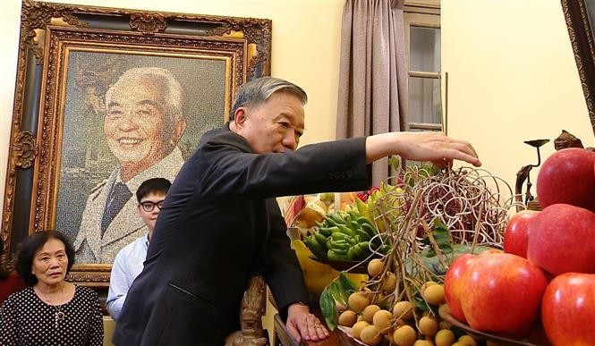 Party General Secretary To Lam offers incense to General Vo Nguyen Giap on April 28. (Photo: VNA)