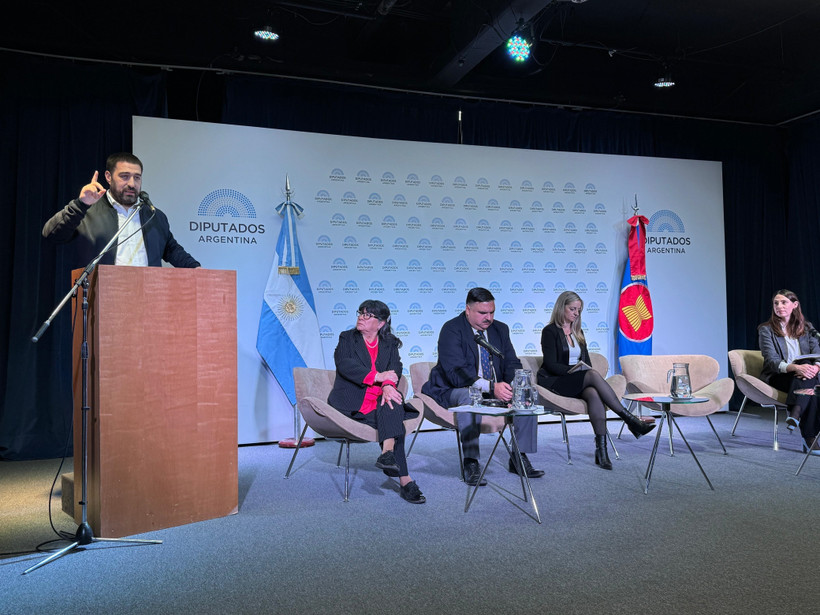 Journalist and scholar Gaston Fiorda addresses the seminar held in Buenos Aires on June 12 (Photo: VNA)