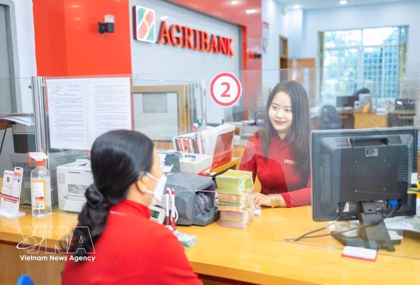A transaction office of Agribank. The daily reference exchange rate is set at 25,102 VND/USD on April 21. (Photo: VNA)
