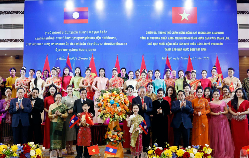 Party General Secretary To Lam and his spouse, together with Party General Secretary and President of Laos Thongloun Sisoulith and his spouse, present flowers to artists at the banquet. (Photo: VNA)