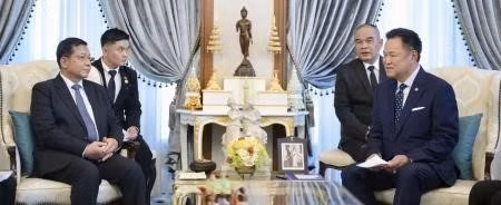 Thai Prime Minister Anutin Charnvirakul (front, right) and Myanmar President Min Aung Hlaing (front, left) at their meeting in Bangkok on August 6, 2026 (Photo: Kyodo/VNA)