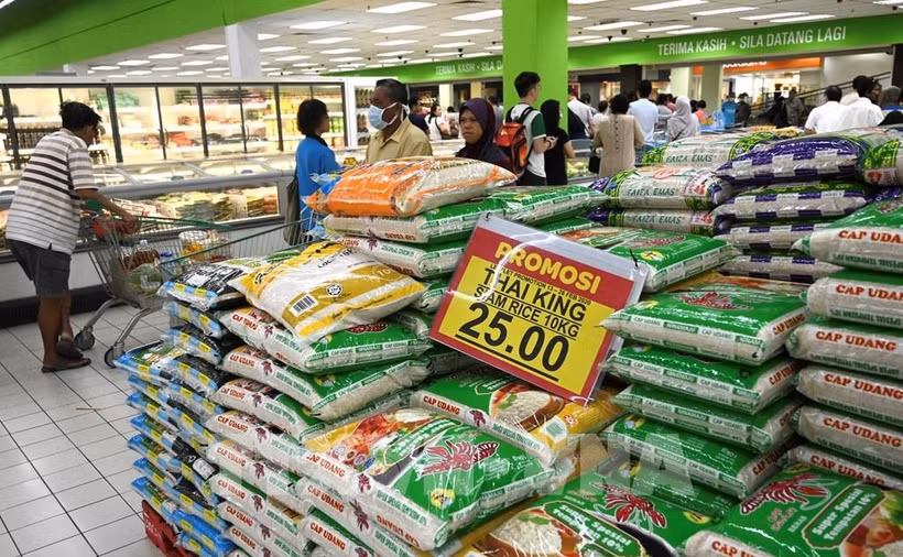 Rice bags sold at a supermarket in Penang, Malaysia (Illustrative photo: AFP/VNA)
