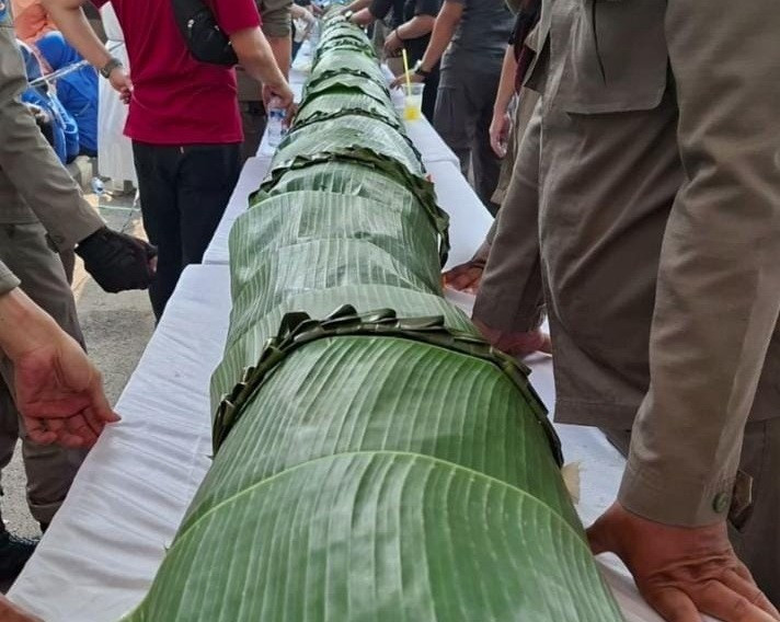 The record-breaking cake measured 25 metres in length and 25 centimetres in diameter. (Photo: Radar Lampung)