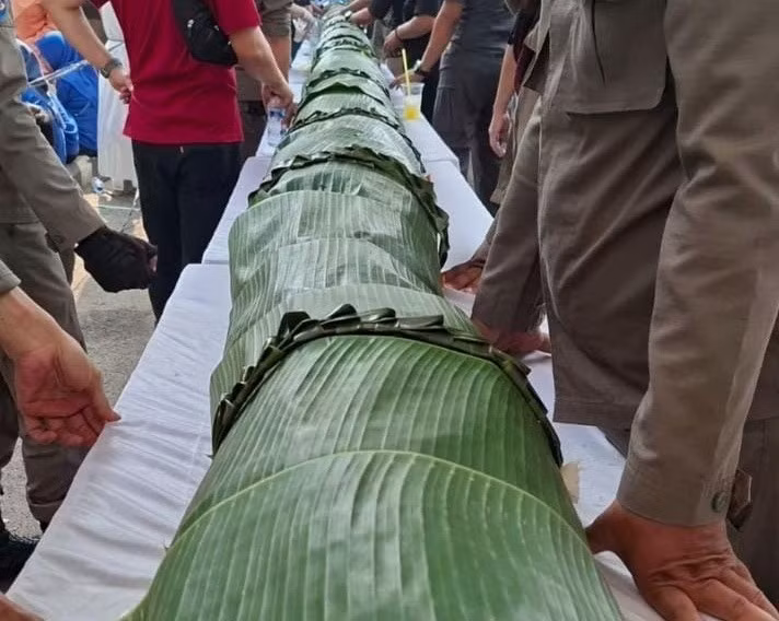 The record-breaking cake measured 25 metres in length and 25 centimetres in diameter. (Photo: Radar Lampung)