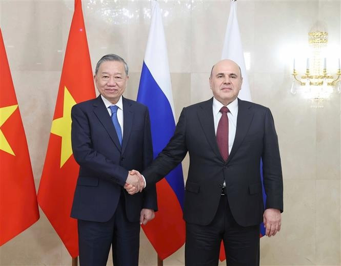 Party General Secretary To Lam (left) meets with Russian Prime Minister Mikhail Mishustin in Moscow on May 8. (Photo: VNA)