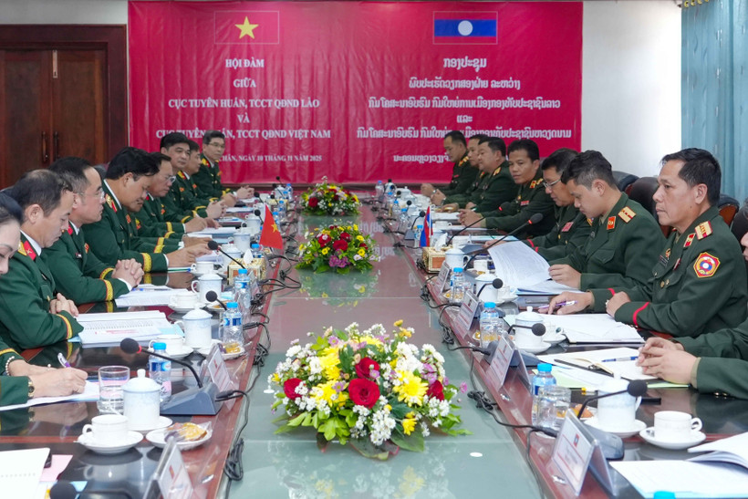 The talks between a delegation from the Department of Political Education under the General Department of Politics of the Vietnam People’s Army and its Lao counterpart in Vientiane on November 10 (Photo: VNA)