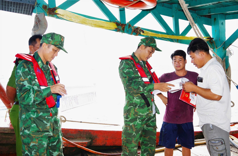 Relevant forces in Bac Lieu have coordinated to combat IUU fishing, including disseminating regulations to fishermen. (Photo: VNA)