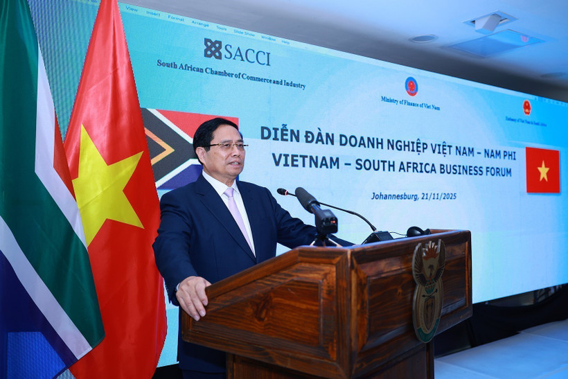 PM Pham Minh Chinh addresses the Vietnam – South Africa Business Forum in Johannesburg on November 21. (Photo: VNA)