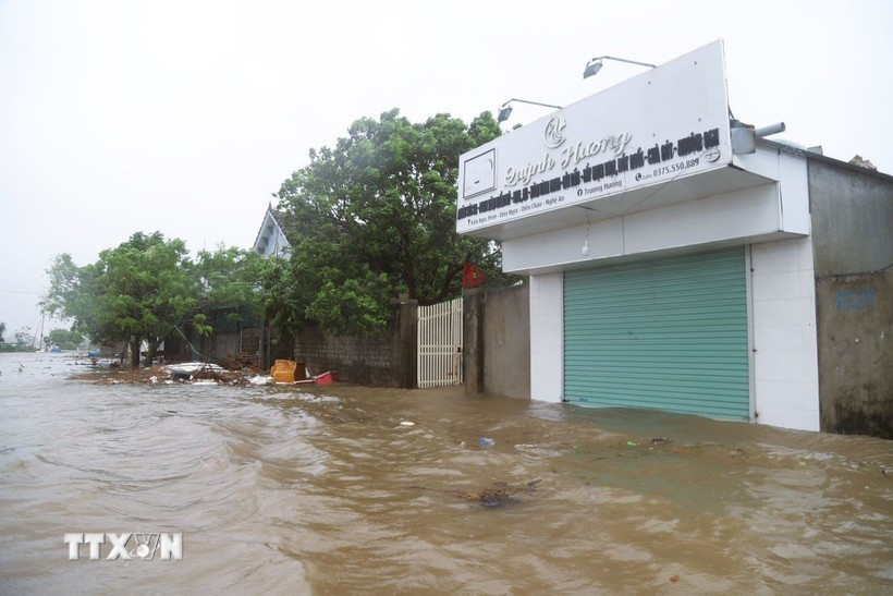 A residential area near Lach Van Estuary in Dien Chau commune, Nghe An province, is flooded due to heavy rain triggered by Typhoon Kajiki. (Photo: VNA)