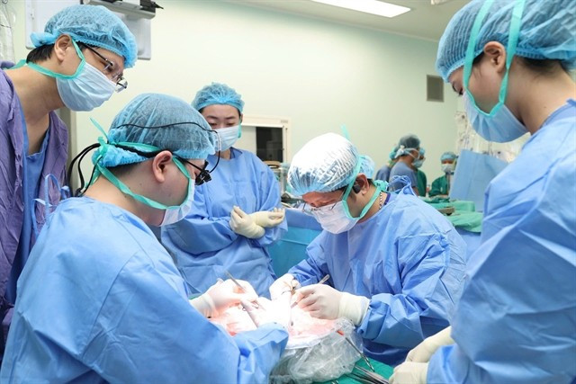 Doctors of the 108 Military Central Hospital perform the multi-organ transplant on January 12. (Photo courtesy of the hospital)