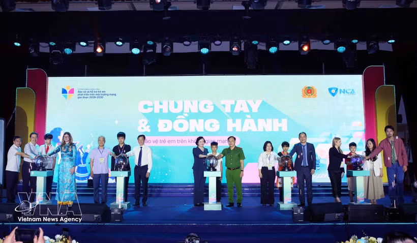 Participants mark the launch of the national drive to protect and support children in cyberspace for the 2026–2030 period on May 29. (Photo: VNA)