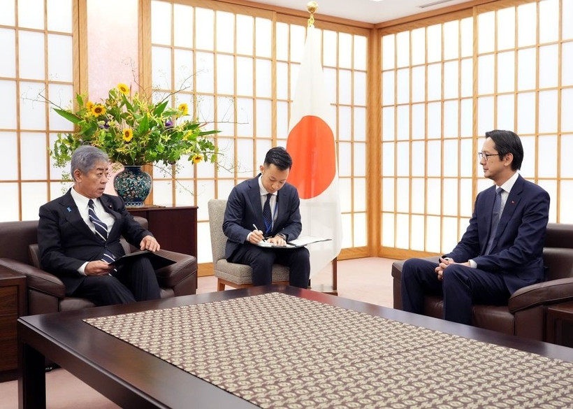 The meeting between Ambassador Do Hung Viet, Permanent Representative of Vietnam to the UN, and Japanese Minister of Foreign Affairs Iwaya Takeshi. (Photo: Vietnamese Ministry of Foreign Affairs)