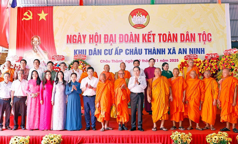 NA Chairman Tran Thanh Man (front, sixth from right) and other participants in the Great National Solidarity Festival in Chau Thanh hamlet, Can Tho's An Ninh commune, on November 9 (Photo: VNA)