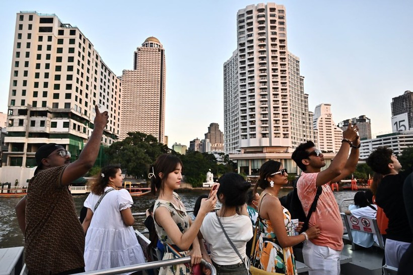 Travellers in a boat tour on the Chao Phraya River in Bangkok, Thailand (Photo: AFP/VNA)