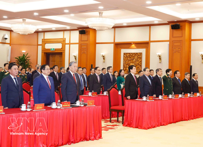Party General Secretary To Lam and officials perform the flag-salute ceremony at the event held on April 3. (Photo: VNA)