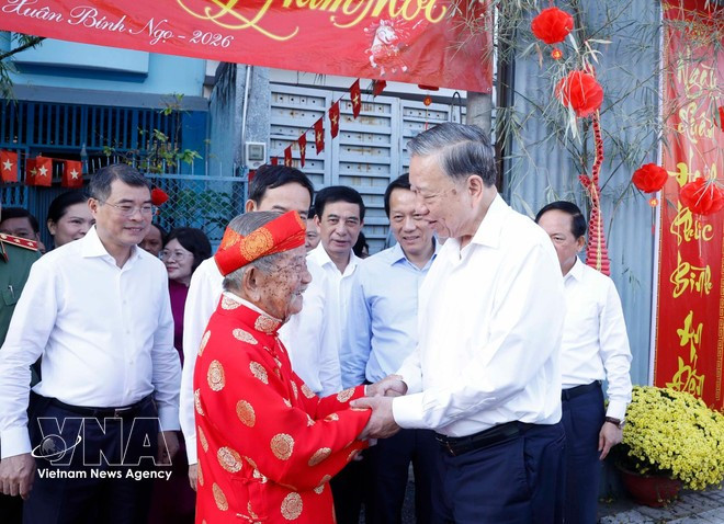 Party General Secretary To Lam visits veteran researcher Nguyen Dinh Tu (in red) on February 9. (Photo: VNA)