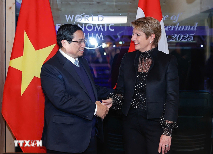 Vietnamese PM Pham Minh Chinh (left) meets with Swiss President Karin Keller-Sutter during his trip to attend the 55th annual meeting of the World Economic Forum in Davos, Switzerland, on January 21, 2025. (Photo: VNA)