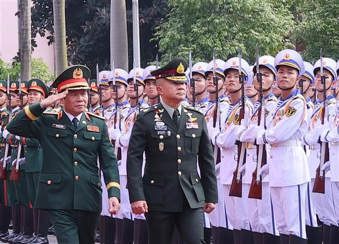 Chief of the General Staff of the Vietnam People’s Army and Deputy Minister of National Defence Gen. Nguyen Tan Cuong (left) and Chief of Defence Forces of Thailand Gen. Songwit Noonpackdee review the guard of honour at the welcome ceremony in Hanoi on July 4. (Photo: VNA)