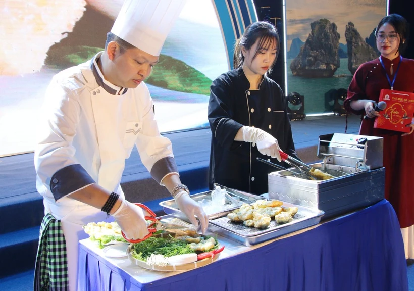 Cooks perform the making of cha muc (squid cake) at the opening ceremony of the Quang Ninh Food Festival 2024 on December 26. (Photo: baoquangninh.vn)